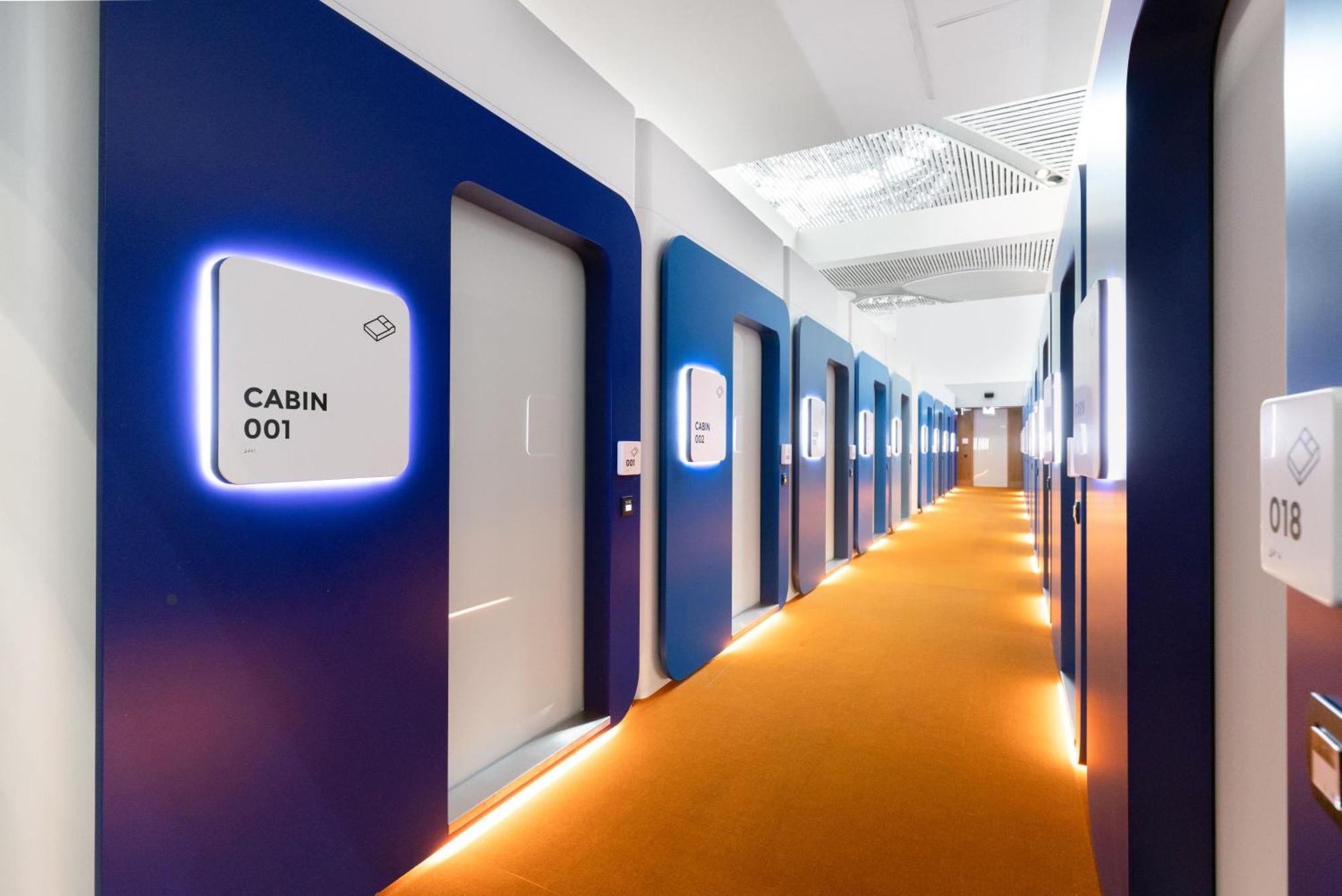 Yotelair Istanbul Airport, Duty Free - International Transit Area — Bilder 1